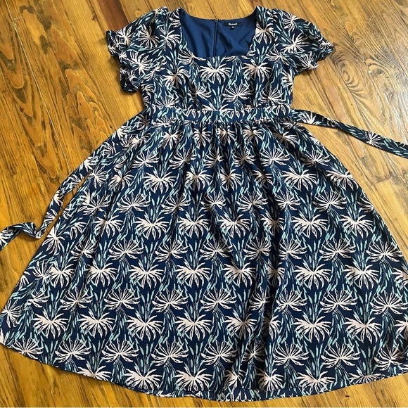 Madewell Floral Ruffle-Sleeve Midi Dress in Oasis Palms Navy size M Boho - Picture 2 of 16